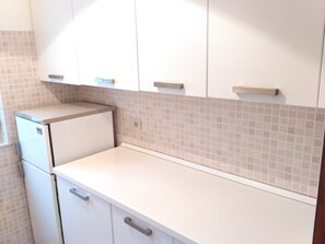 Kühlschrank, Mikrowelle, Wasserkocher mit Kaffee-/Teezubehör