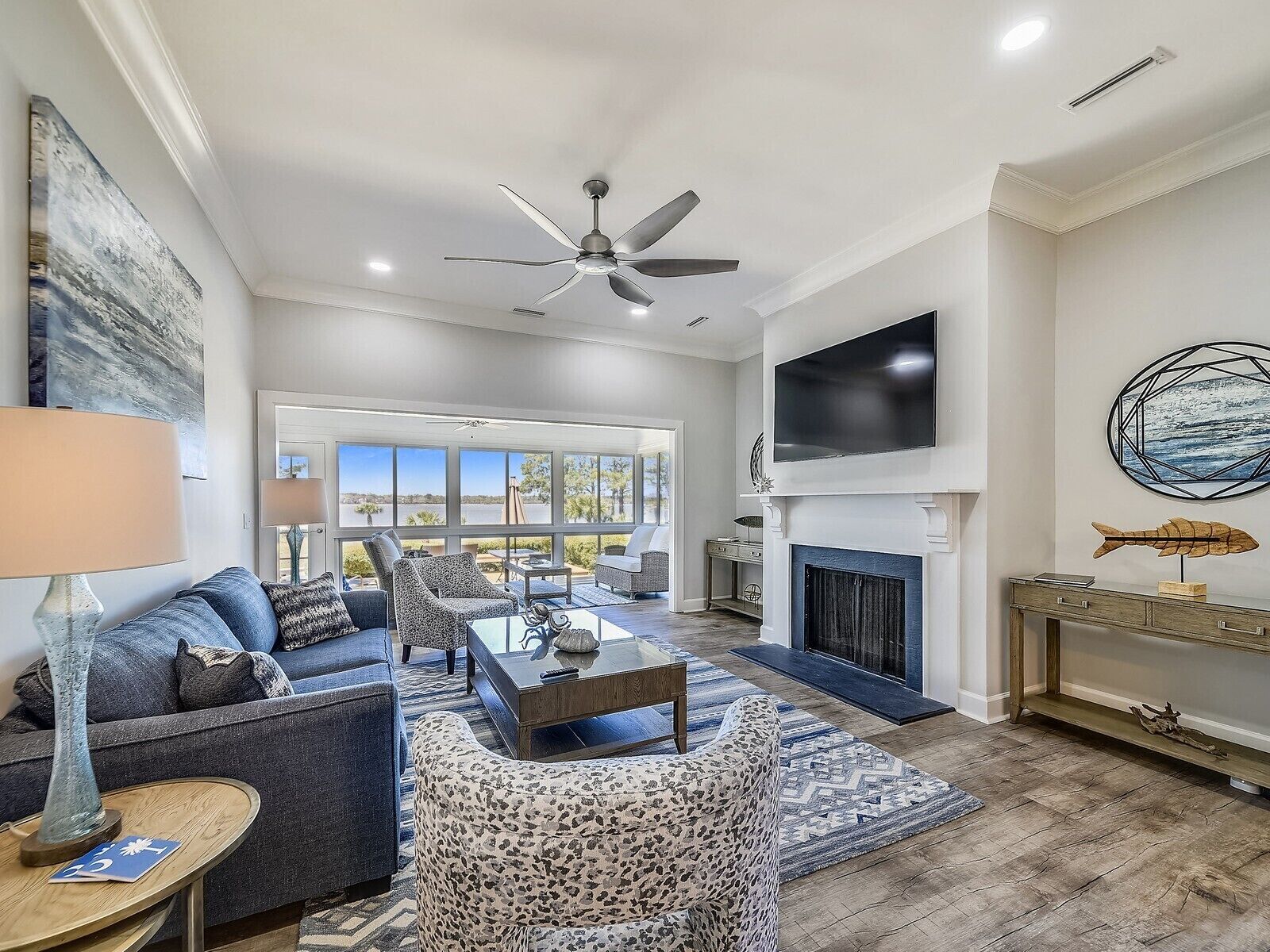 Télévision, cheminée