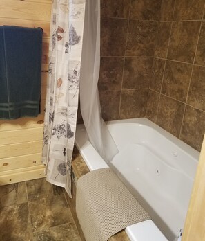 Combined shower/bathtub, jetted bath, hair dryer, towels