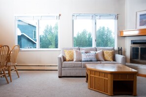 Smart TV, fireplace, Netflix, Hulu