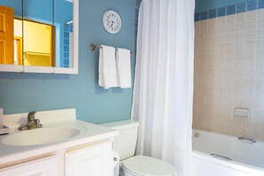 Combined shower/bathtub, jetted bath, hair dryer, towels