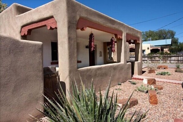 Exterior detail - Casa Quintana: Charming 1 Bedroom Home; Hot Tub; Walking Distance to the Plaza (Santa Fe)