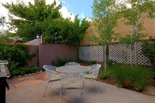 Outdoor dining - Casa Quintana:  Charming 1 Bedroom Home; Hot Tub; Walking Distance to the Plaza (Santa Fe)