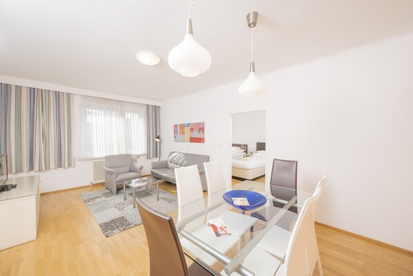 TV, books - Apartment comfortable spacious living (Wien)