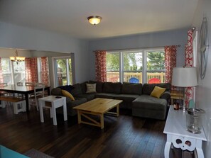 Een televisie en boeken