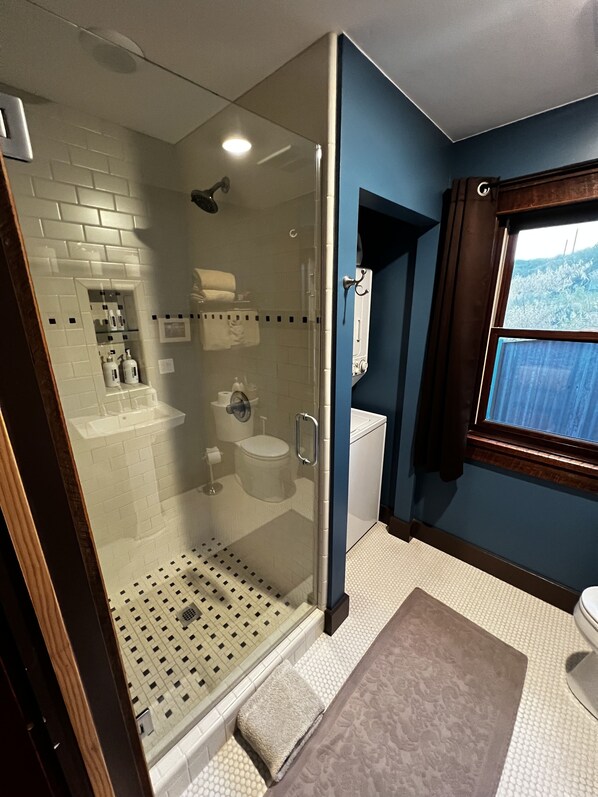 Shower, hair dryer, towels, shampoo