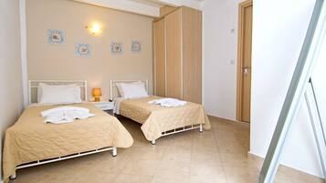 3 bedrooms, in-room safe, iron/ironing board, travel crib