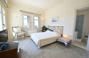 5 bedrooms, iron/ironing board, WiFi, bed sheets