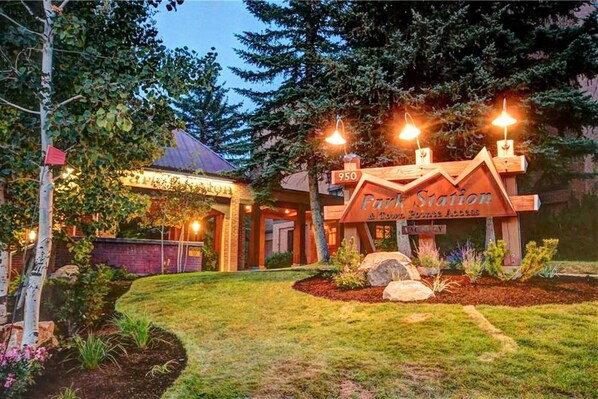 Welcome to Park Station, a well-maintained property with a beautifully landscaped garden and a convenient entrance.
