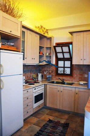 Fridge, microwave, oven, stovetop - Two apartments in a villa, ideal for two families or a group of friends. (Kea)