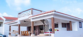 Caribbean Dream Bonaire, 6 Person Vacation Villa with Luxury Swimming Pool