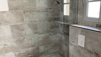 Comfort-Doppelzimmer | Badezimmer | Haartrockner, Handtücher, Seife, Shampoo
