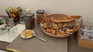 فطور أوروبي يوميًا مقابل رسوم