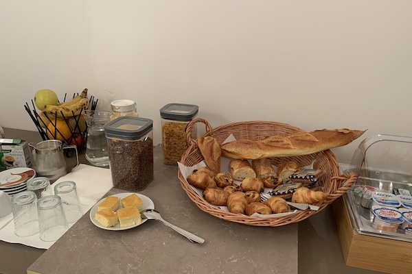 Sarapan ala kontinental setiap hari (EUR 10 per orang)