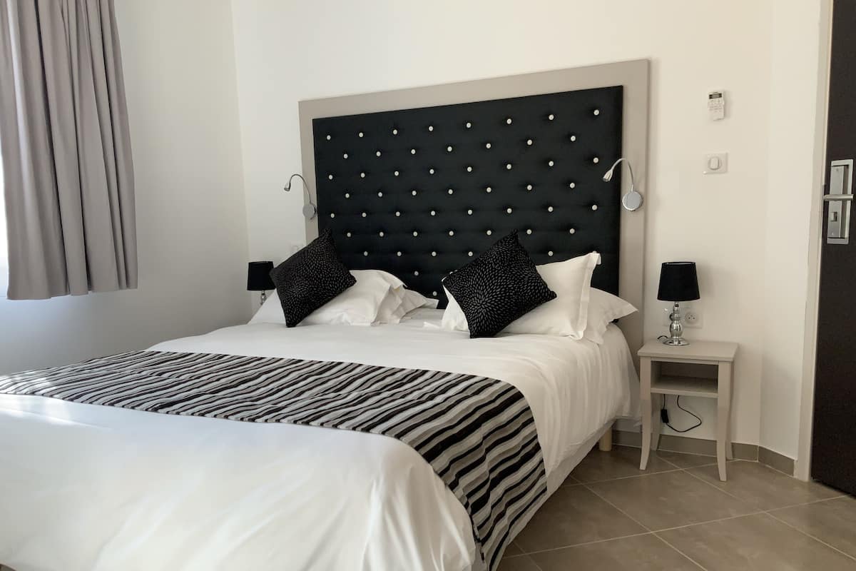 Habitación estándar doble | Ropa de cama de alta calidad, caja fuerte, mobiliario individual