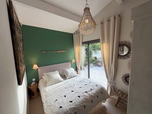 2 bedrooms, in-room safe, desk, iron/ironing board