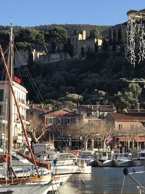 A marina with boats docked, a building with signage, and a hill with buildings in the background. - 64 Le Mazet in Provence with Pool and Private Garden Classified 4**** (Roquevaire)