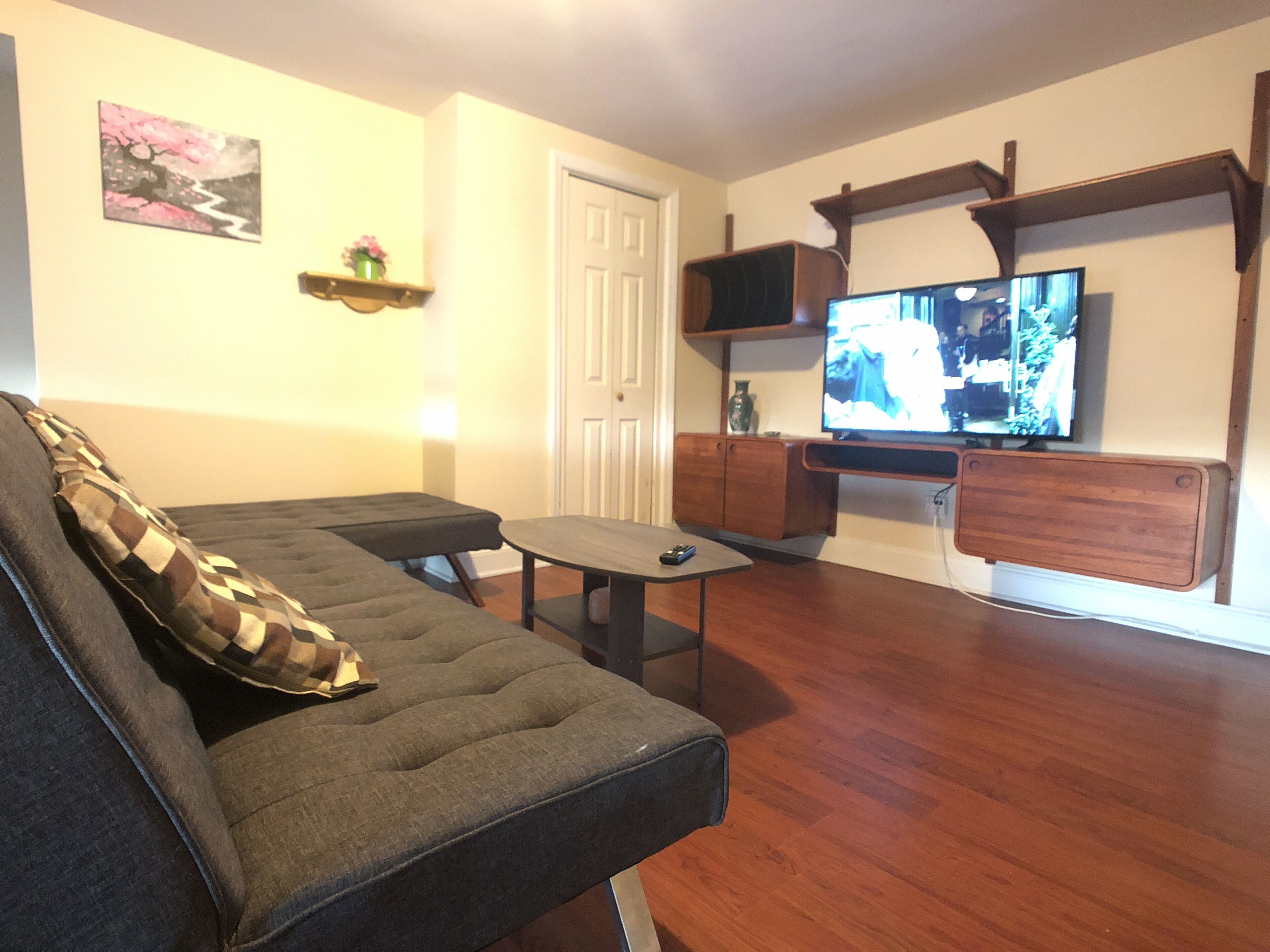 Sunny Apt Near Hopkins Shuttle, UMMC & Peabody Conservatory JHU - 4 min Walk