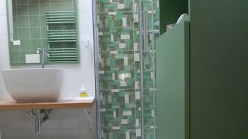 Ducha, secador de pelo, bidé y toallas