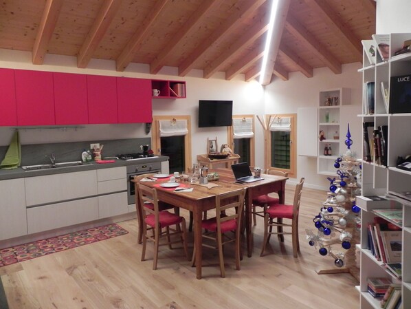Fridge, microwave, oven, stovetop - At Meri's, ROOM NR. 2, tourist rental 026026-LOC-00004 (Farra di Soligo)