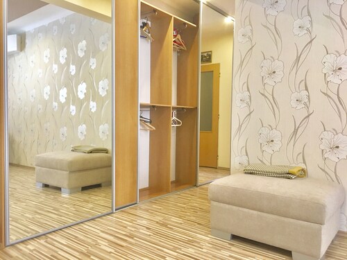 Stylish Apt. Blue -Great Location! AC+Washer&Dryer+Free safe parking 5mins away