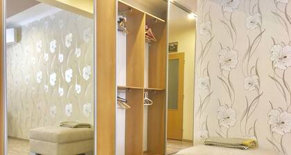 Stylish Apt. Blue -Great Location! AC+Washer&Dryer+Free safe parking 5mins away