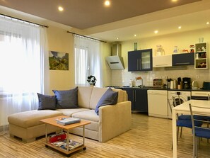 Smart TV, lettore DVD, libri, videoteca