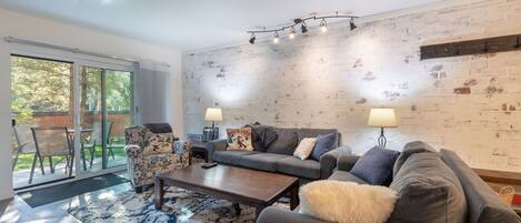 Smart-TV, Kamin, DVD-Player, Bücher