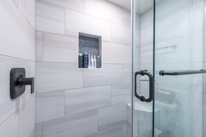 Duschwanne, Haartrockner, Bidet, Handtücher