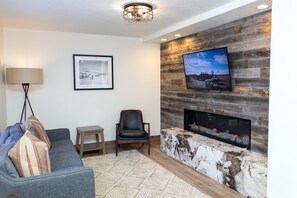 Smart TV, fireplace, DVD player, books - Awesome Upgrades - Main St @ Town Lift + Hot Tub  (Park City)