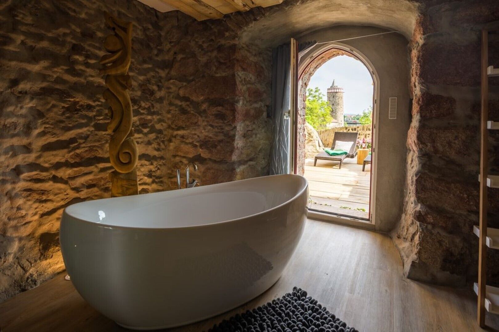 Badewanne, Handtücher, Seife, Toilettenpapier