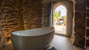 Badewanne, Handtücher, Seife, Toilettenpapier