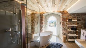 Badewanne, Handtücher, Seife, Toilettenpapier