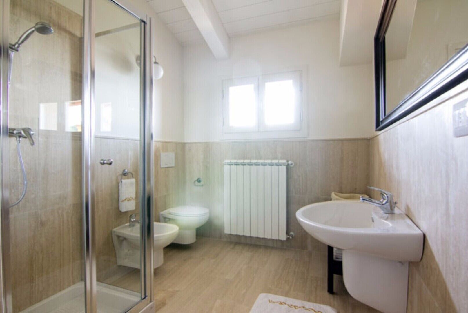 Doccia, asciugacapelli, bidet, asciugamani