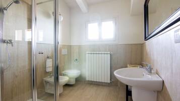Doccia, asciugacapelli, bidet, asciugamani