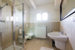 Dusche, Haartrockner, Bidet, Handtücher