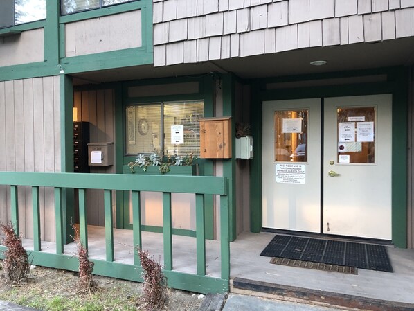 Exterior detail - Rustic Sunshine - Sleeps 8, On Bus Route, Near The Village + Eagle! (Mammoth Lakes)