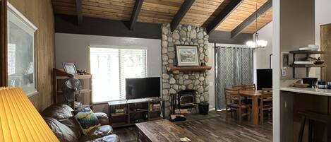 Smart-TV, Kamin, Bücher