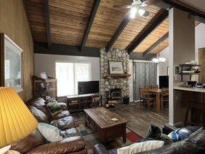Smart TV, fireplace, books - Rustic Sunshine - Sleeps 8, On Bus Route, Near The Village + Eagle! (Mammoth Lakes)