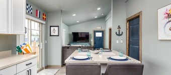 *Downtown Location*Hot Tub*Fenced Yard for Dogs*