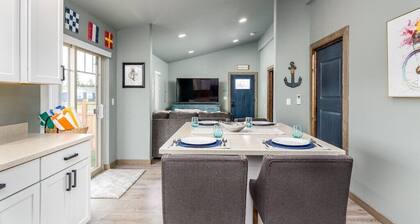 *Downtown Location*Hot Tub*Fenced Yard for Dogs*