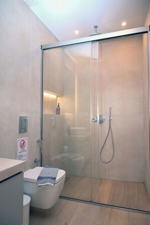 Shower, hair dryer, towels, shampoo - Economic Studio B1 (Iraklion Crete)