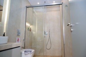 Shower, hair dryer, towels, shampoo