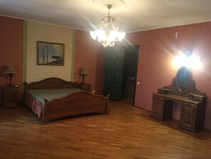 3 عدّة غرف نوم ومكواة/لوح كي وواي فاي وملاءات أسرّة