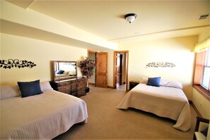 6 bedrooms, desk, iron/ironing board, Internet