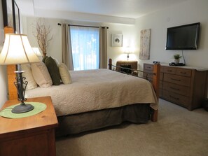 2 bedrooms, in-room safe, iron/ironing board, travel cot - Stunning! Main St/Steps to Town Lift/Hot Tubs Pool/Free Parking/Courtyard View (Park City)