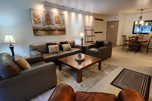 Smart TV, fireplace, DVD player, books - Stunning! Main St/Steps to Town Lift/Hot Tubs Pool/Free Parking/Courtyard View (Park City)