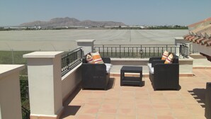 Terrace/patio - 2 Bedroom Villa on 5* golf resort w/Own Pool, Countryside Views, A/C (Torre Pacheco)