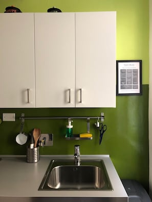Réfrigérateur, four, plaque de cuisson, cafetière/bouilloire