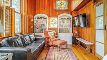 Tv, dvd-spelare, böcker och ett musikbibliotek